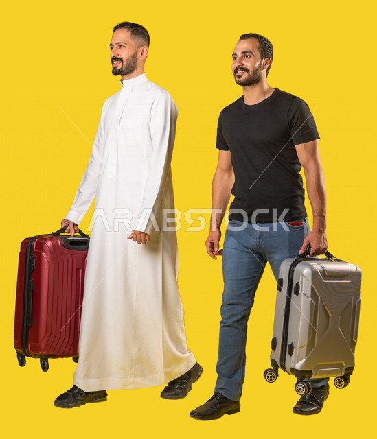 بورتريه لرجلان عربيان خليجيان سعوديان يمسكان بيدهم حقيبة السفر، الاستعداد للسفر، قضاء وقت ممتع، رحلة ترفيهية، ايماءات وجه ويدين تدل على السعادة، الاستعداد لقضاء العطلة الصيفية، سياحة وسفر، صورة الجسم بالطول الكامل، خلفية صفراء