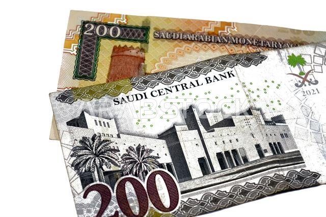 يُظهر الوجه الخلفي للورقة النقدية القديمة والجديدة من فئة 200 ريال سعودي قصر المصمك وقصر الحكم في ري