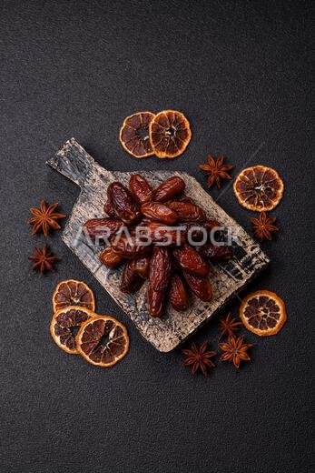 تمر مجفف في طبق خزفي، طعام عربي لمائدة رمضان. التمر المجفف كخلفية طعام لتصميمك.