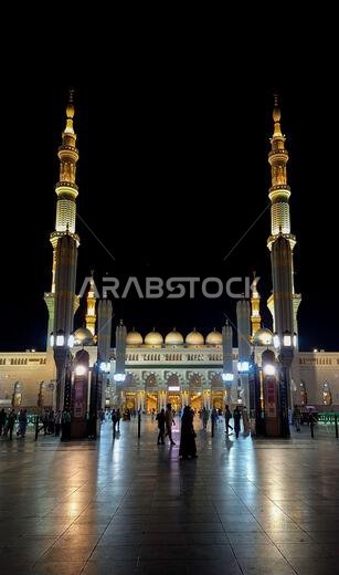 المدينة المنورة، المملكة العربية السعودية - 7 مارس 2024: حجاج يسيرون إلى المسجد النبوي الشريف ليلاً المدينة المنورة، المملكة العربية السعودية - 7 مارس 2024: حجاج يسيرون إلى المسجد النبوي الشريف ليلاً