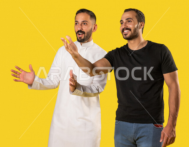 بورتريه لرجلان عربيان خليجيان سعوديان، الفرح بالفوز والانتصار، النجاح والقوة، تحقيق الاهداف، السعادة بالفوز، ايماءات وجه ويدين تدل على التشجيع والحماس، خلفية صفراء
