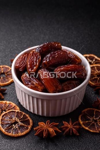 تمر مجفف في طبق خزفي، طعام عربي لمائدة رمضان. التمر المجفف كخلفية طعام لتصميمك.