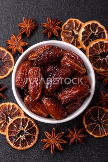 تمر مجفف في طبق خزفي، طعام عربي لمائدة رمضان. التمر المجفف كخلفية طعام لتصميمك.
