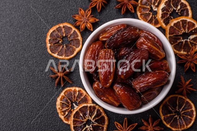 تمر مجفف في طبق خزفي، طعام عربي لمائدة رمضان. التمر المجفف كخلفية طعام لتصميمك.