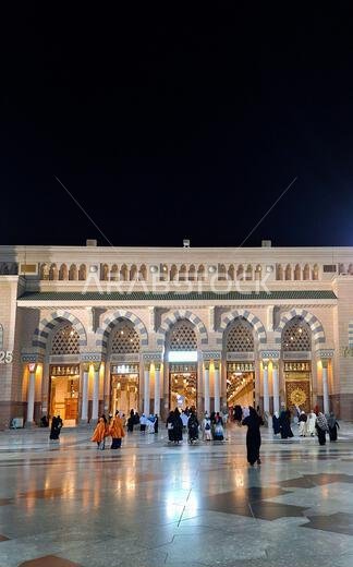 المدينة المنورة، المملكة العربية السعودية - 7 مارس 2024: حجاج يسيرون إلى المسجد النبوي الشريف