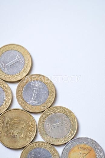 بيكانبارو، إندونيسيا - 19 سبتمبر 2025: عملات معدنية مختلفة من الريال السعودي معزولة على خلفية بيضاء