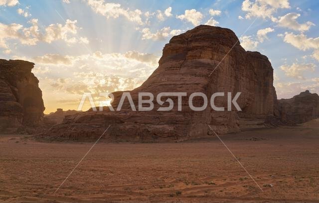 تشرق شمس الصباح على التكوينات الصخرية الصحراوية، وهو مشهد نموذجي في العلا، المملكة العربية السعودية