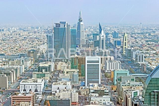 الرياض، المملكة العربية السعودية في وضح النهار، باتجاه الفيصلية مع شارع العليا على اليسار وطريق الملك فهد على اليمين. الرياض، المملكة العربية السعودية في وضح النهار، باتجاه الفيصلية مع شارع العليا على اليسار وطريق الملك فهد على اليمين.