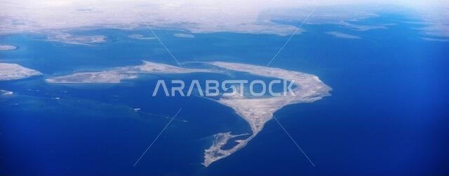 منظر جوي لجزيرة الباطنة ومنطقة الجبيل البحرية في المملكة العربية السعودية.