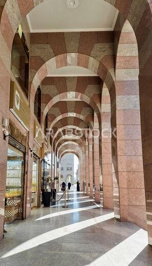 المدينة المنورة، المملكة العربية السعودية - 5 مارس 2024: الأجواء المحيطة بالمباني القريبة من المسجد النبوي