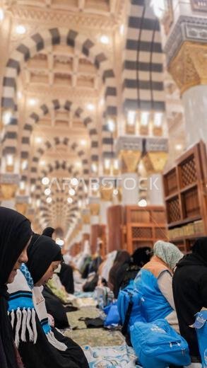 المدينة المنورة، المملكة العربية السعودية - 7 مارس 2024: حجاج يصلّون في المسجد النبوي