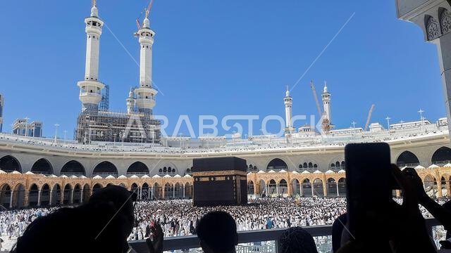 مكة المكرمة، المملكة العربية السعودية - 8 مارس 2024: يؤدي المعتمرون المسلمون الصلاة في المسجد الحرام خلال موسم العمرة