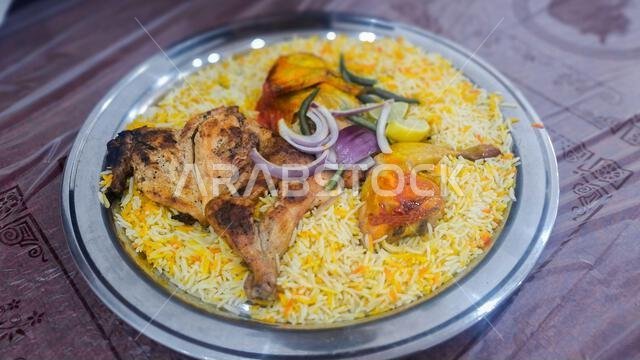 دجاج مندي عربي يُقدم على طبق فضي
