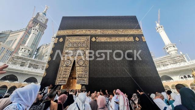 مكة، المملكة العربية السعودية – 10 مارس 2024: حجاج مسلمون عند الكعبة بالقرب من الملتزم في المسجد الحرام خلال موسم العمرة