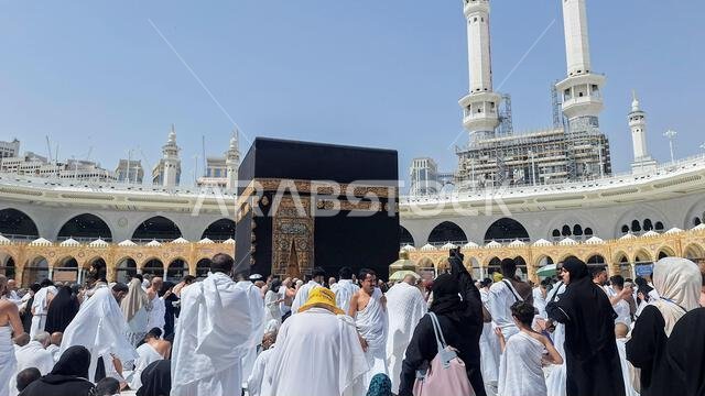 مكة المكرمة، المملكة العربية السعودية - 11 مارس 2024: حجاج مسلمون يؤدون طواف الكعبة المشرفة ويصلّون في المسجد الحرام خلال موسم العمرة