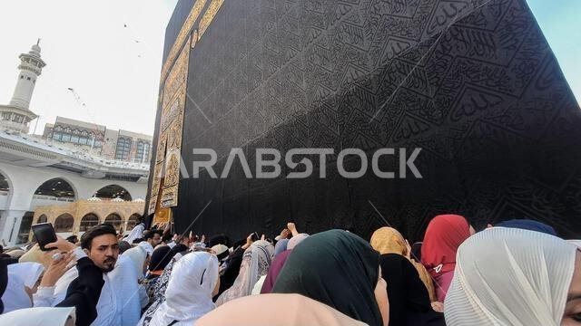 مكة المكرمة، المملكة العربية السعودية - 10 مارس 2024: حجاج مسلمون عند الكعبة المشرفة في المسجد الحرام خلال موسم العمرة مكة المكرمة، المملكة العربية السعودية - 10 مارس 2024: حجاج مسلمون عند الكعبة المشرفة في المسجد الحرام خلال موسم العمرة