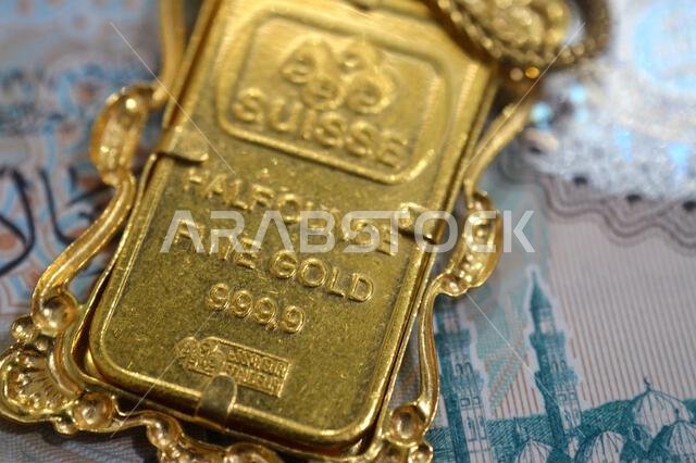القاهرة، مصر، 29 أكتوبر 2025: صورة مقرّبة لقلادة من الذهب عيار 24 قيراطًا من شركة بامب سويس، معروضة على عملة الريال السعودي (SAR)، وزنها نصف أونصة (15.55 غرامًا).