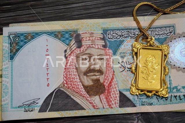 أوراق نقدية من الريال السعودي وقلادة ذهبية مزينة بنقش زهرة، سبيكة ذهب عيار 24 قيراط، نصف أونصة (15.55 غرام)، ذهب نقي عيار 999.9، للاستثمار أوراق نقدية من الريال السعودي وقلادة ذهبية مزينة بنقش زهرة، سبيكة ذهب عيار 24 قيراط، نصف أونصة (15.55 غرام)، ذهب نقي عيار 999.9، للاستثمار