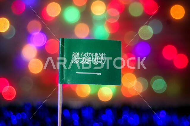 علم المملكة العربية السعودية على خلفية مشرقة مجردة من أضواء بوكيه قوس قزح ضبابية. يرمز إلى اليوم الوطني، ورؤية 2030، والمملكة. علم المملكة العربية السعودية على خلفية مشرقة مجردة من أضواء بوكيه قوس قزح ضبابية. يرمز إلى اليوم الوطني، ورؤية 2030، والمملكة.