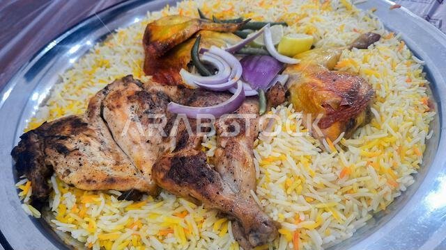 دجاج مندي عربي يُقدم على طبق فضي