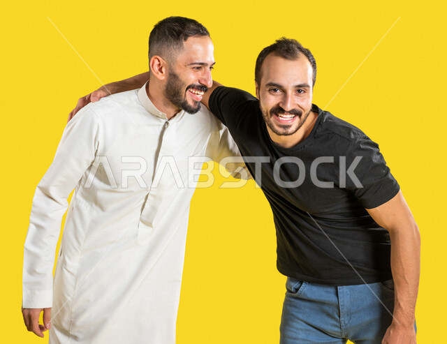 بورتريه لرجلان عربيان خليجيان سعوديان، العلاقات الأخوية المترابطة، علاقات اجتماعية، تعارف وصداقات، إيماءات وجه ويدين مختلفة تدل على السعادة، الوقوف بثقة، خلفية صفراء