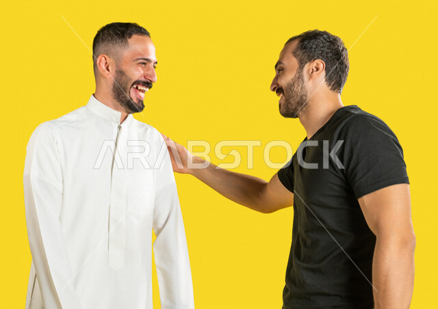 بورتريه لرجلان عربيان خليجيان سعوديان، العلاقات الأخوية المترابطة، علاقات اجتماعية، تعارف وصداقات، إيماءات وجه ويدين مختلفة تدل على السعادة، الوقوف بثقة، خلفية صفراء