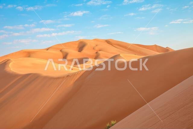 بانوراما شروق الشمس في صحراء الربع الخالي بسلطنة عمان. صحراء الربع الخالي عند الفجر.