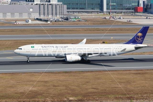 إسطنبول، تركيا - 19 يوليو 2025: طائرة إيرباص A330-343E تابعة للخطوط الجوية السعودية (1743) تقلع من مطار إسطنبول الدولي