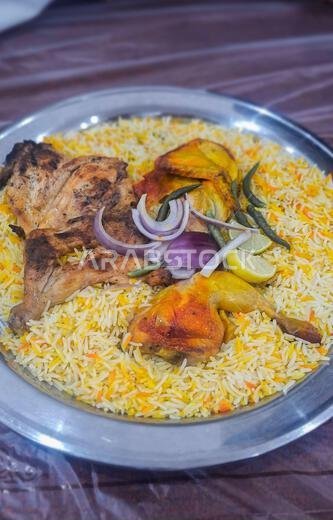 دجاج مندي عربي يُقدم على طبق فضي