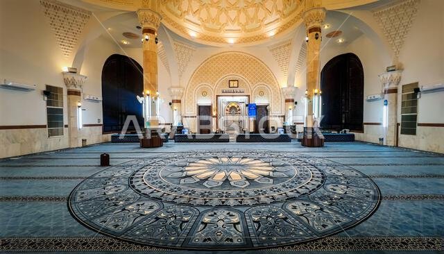 مسجد جميل في الدمام، منظر داخلي. مدينة الدمام، المملكة العربية السعودية.