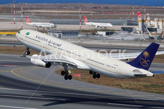 إسطنبول، تركيا - 19 يوليو 2025: طائرة إيرباص A330-343E تابعة للخطوط الجوية السعودية (1743) تقلع من مطار إسطنبول الدولي
