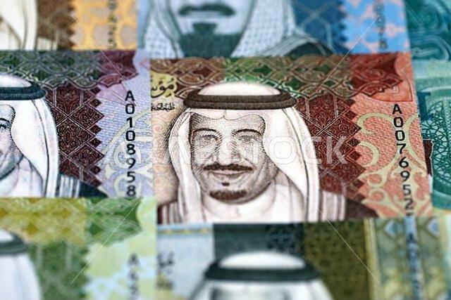أوراق نقدية من الريال السعودي مكدسة في كومة كبيرة على طاولة، صورة مقرّبة. مفهوم التمويل والأعمال في المملكة العربية السعودية