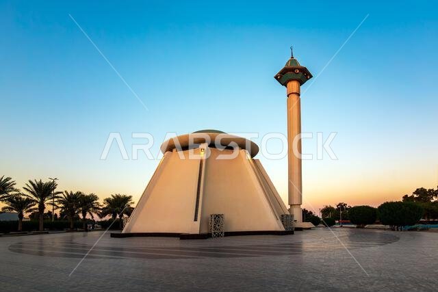 مسجد جميل في حديقة الملك فهد بالدمام، المملكة العربية السعودية، مع إطلالة على سماء زرقاء صافية. الدمام، المملكة العربية السعودية.