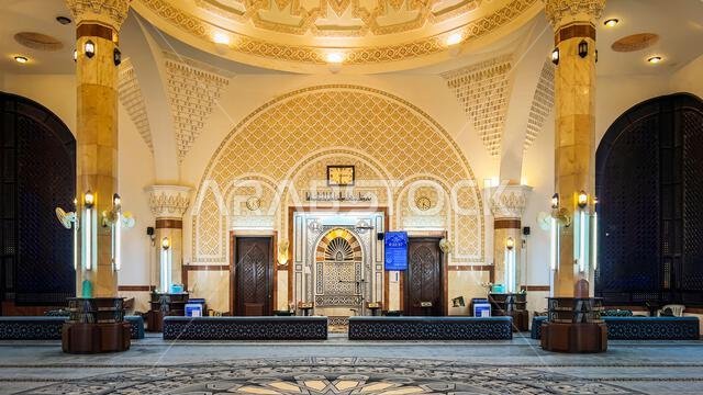 مسجد جميل في الدمام، منظر داخلي. مدينة الدمام، المملكة العربية السعودية.