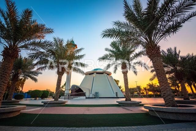 مسجد جميل في حديقة الملك فهد بالدمام، المملكة العربية السعودية، مع إطلالة على سماء زرقاء صافية. الدمام، المملكة العربية السعودية.