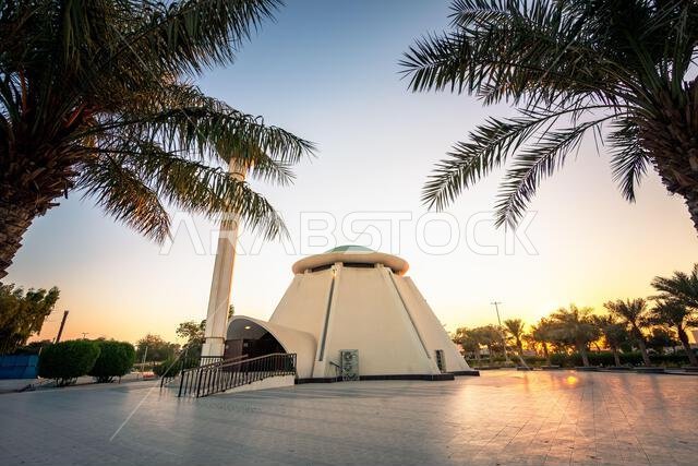 مسجد جميل في حديقة الملك فهد بالدمام، المملكة العربية السعودية، مع إطلالة على سماء زرقاء صافية. الدمام، المملكة العربية السعودية.