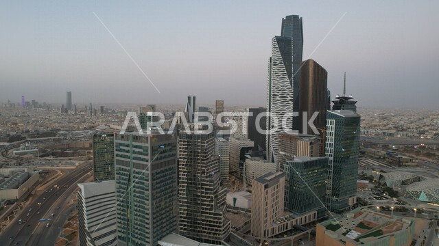 صورة  لمركز الملك عبدالله المالي (كافد) في الرياض بالمملكة العربية السعودية ، معالم مدينة الرياض في النهار، اماكن سياحية في السعودية، جمال الأبراج وناطحات السحاب ، الفن الهندسي المعماري بالسعودية ، معالم سياحية مشهورة بالرياض