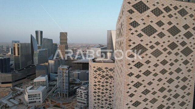 صورة  لمركز الملك عبدالله المالي (كافد) في الرياض بالمملكة العربية السعودية ، معالم مدينة الرياض في النهار، اماكن سياحية في السعودية، جمال الأبراج وناطحات السحاب ، الفن الهندسي المعماري بالسعودية ، معالم سياحية مشهورة بالرياض