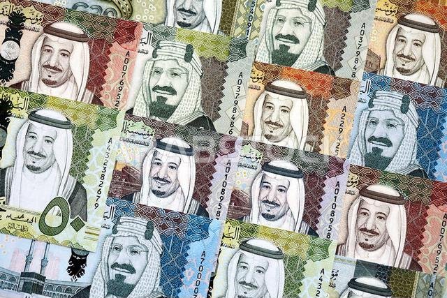أوراق نقدية من الريال السعودي مكدسة في كومة كبيرة على طاولة، صورة مقرّبة. مفهوم التمويل والأعمال في المملكة العربية السعودية أوراق نقدية من الريال السعودي مكدسة في كومة كبيرة على طاولة، صورة مقرّبة. مفهوم التمويل والأعمال في المملكة العربية السعودية