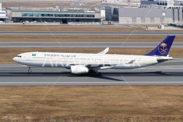 إسطنبول، تركيا - 19 يوليو 2025: طائرة إيرباص A330-343E تابعة للخطوط الجوية السعودية (1743) تقلع من مطار إسطنبول الدولي