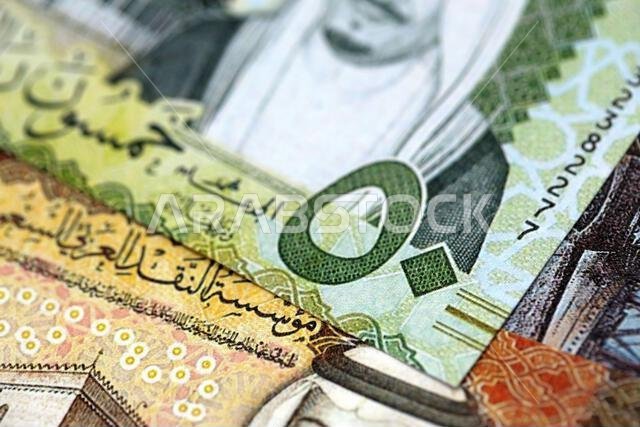 أوراق نقدية من الريال السعودي مكدسة في كومة كبيرة على طاولة، صورة مقرّبة. مفهوم التمويل والأعمال في المملكة العربية السعودية أوراق نقدية من الريال السعودي مكدسة في كومة كبيرة على طاولة، صورة مقرّبة. مفهوم التمويل والأعمال في المملكة العربية السعودية