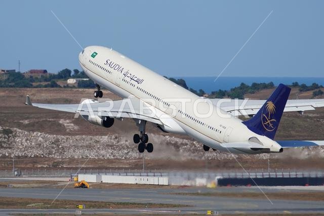 إسطنبول، تركيا - 19 يوليو 2025: طائرة إيرباص A330-343E تابعة للخطوط الجوية السعودية (1743) تقلع من مطار إسطنبول الدولي