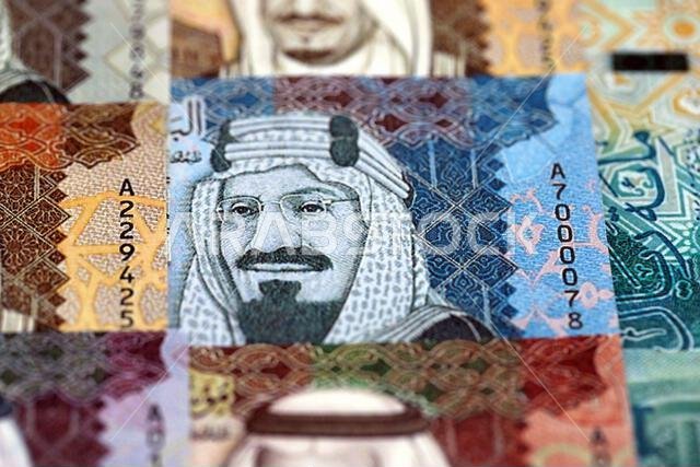 أوراق نقدية من الريال السعودي مكدسة في كومة كبيرة على طاولة، صورة مقرّبة. مفهوم التمويل والأعمال في المملكة العربية السعودية أوراق نقدية من الريال السعودي مكدسة في كومة كبيرة على طاولة، صورة مقرّبة. مفهوم التمويل والأعمال في المملكة العربية السعودية