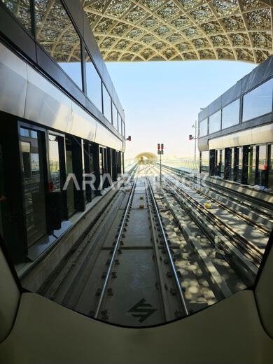قطار مترو في محطة الملك عبد العزيز بمركز الملك عبد العزيز للرياض، المملكة العربية السعودية.