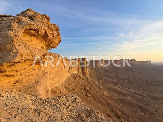 مناظر طبيعية خلابة في جبل الفهرين (حافة العالم) بالقرب من الرياض، المملكة العربية السعودية.