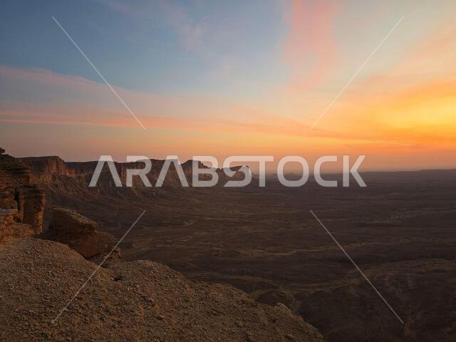 مناظر طبيعية خلابة في جبل الفهرين (حافة العالم) بالقرب من الرياض، المملكة العربية السعودية. مناظر طبيعية خلابة في جبل الفهرين (حافة العالم) بالقرب من الرياض، المملكة العربية السعودية.