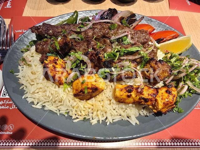 لحم الكباب التقليدي مع الأرز.