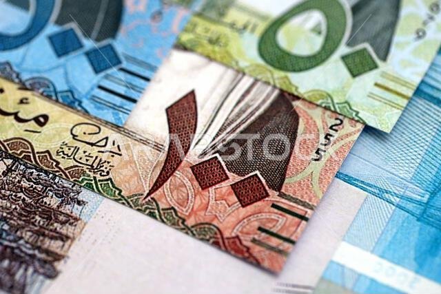 أوراق نقدية من الريال السعودي مكدسة في كومة كبيرة على طاولة، صورة مقرّبة. مفهوم التمويل والأعمال في المملكة العربية السعودية أوراق نقدية من الريال السعودي مكدسة في كومة كبيرة على طاولة، صورة مقرّبة. مفهوم التمويل والأعمال في المملكة العربية السعودية