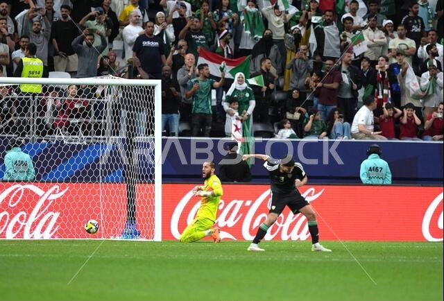 الدوحة، قطر. ١٢ ديسمبر ٢٠٢٥: فريد شعل، حارس مرمى المنتخب الجزائري لكرة القدم، خلال مباراة ربع النهائي ضد الإمارات العربية المتحدة على ملعب البيت ضمن منافسات كأس العالم لكرة القدم في الدوحة، قطر، بتاريخ ١٢ ديسمبر ٢٠٢٥. حقوق الصورة: رانجيث كومار/ألامي لايف نيوز
