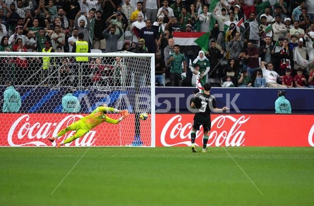 الدوحة، قطر. ١٢ ديسمبر ٢٠٢٥: فريد شعل، حارس مرمى المنتخب الجزائري لكرة القدم، خلال مباراة ربع النهائي ضد الإمارات العربية المتحدة على ملعب البيت ضمن منافسات كأس العالم لكرة القدم في الدوحة، قطر، بتاريخ ١٢ ديسمبر ٢٠٢٥. حقوق الصورة: رانجيث كومار/ألامي لايف نيوز
